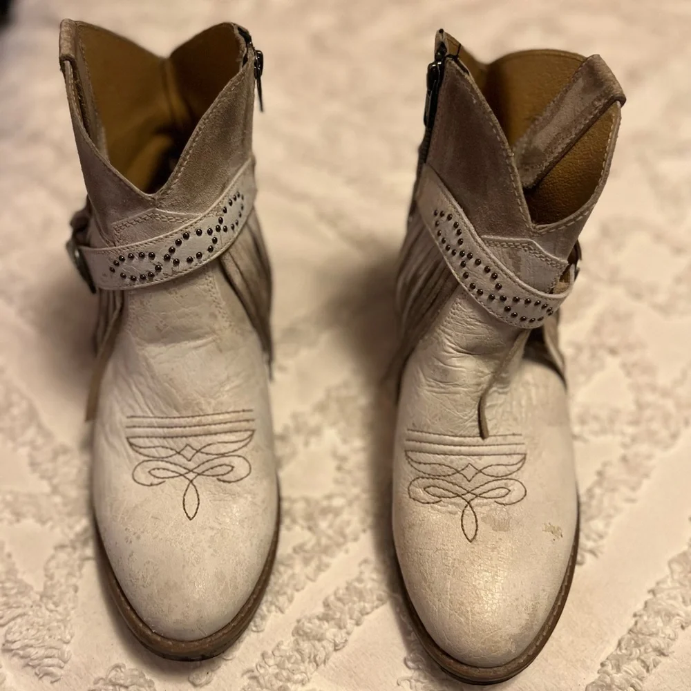 Elegant Cream vintage leather cowboy Ankle Booties - Picture 4 of 7